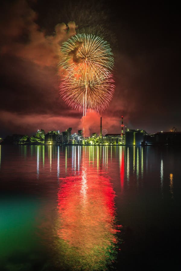 Vue nocturne de l'usine et feux d'artifice photographie stock libre de droits