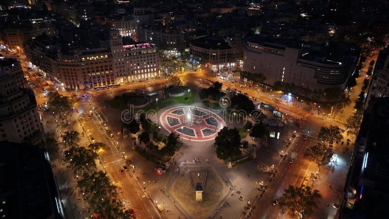 Vue nocturne de la place Catalunya à Barcelone dans la province de Barcelone Espagne. banque de vidéos