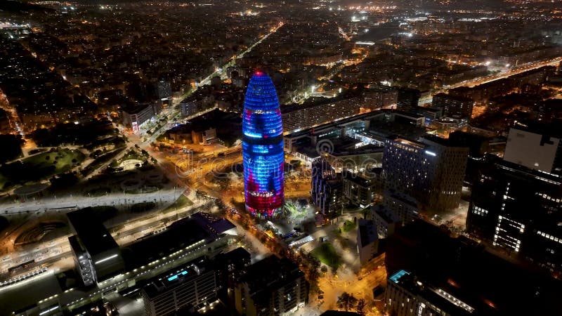 Vue nocturne de la tour des Glories à Barcelone dans la province de Barcelone Espagne. banque de vidéos