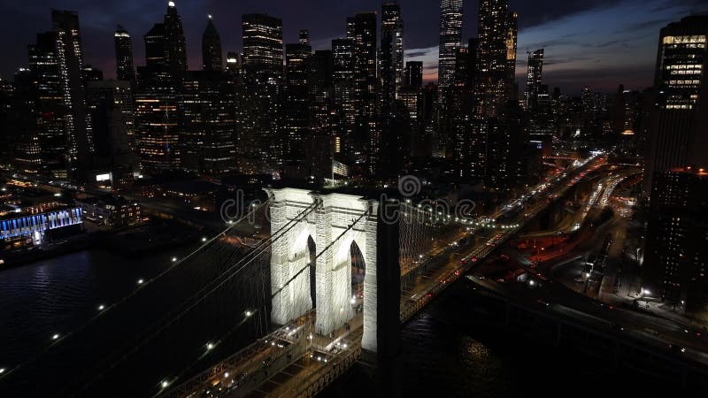 Vue nocturne du pont Brooklyn à Manhattan à New York États-Unis. banque de vidéos