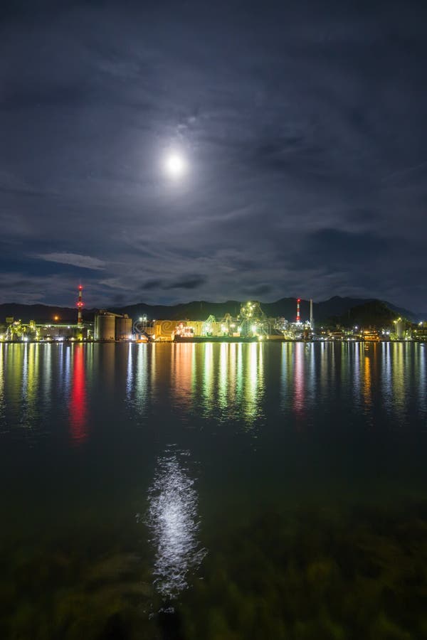 Vue nocturne et lune image stock