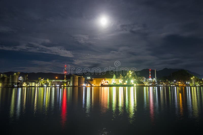 Vue nocturne et lune photos libres de droits