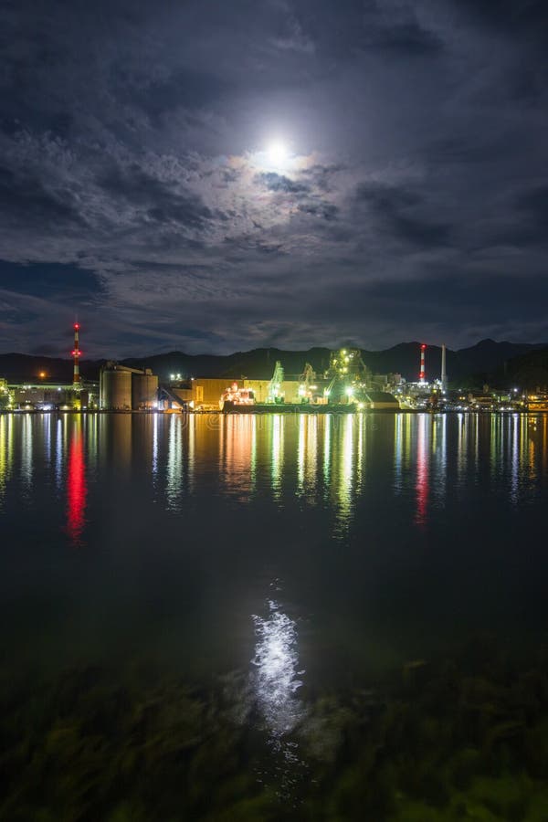 Vue nocturne et lune photographie stock