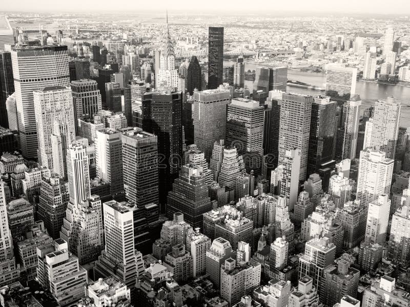 Vue noire et blanche de New York City comprenant Chrysler Bui photos libres de droits Vue noire et blanche de New York City comprenant Chrysler Bui photos libres de droits