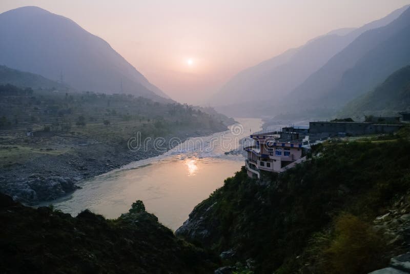 Vue nuageuse de paysage de coucher du soleil au-dessus de fleuve Indus et couches de gamme de montagne de Karakoram, Pakistan image stock Vue nuageuse de paysage de coucher du soleil au-dessus de fleuve Indus et couches de gamme de montagne de Karakoram, Pakistan image stock