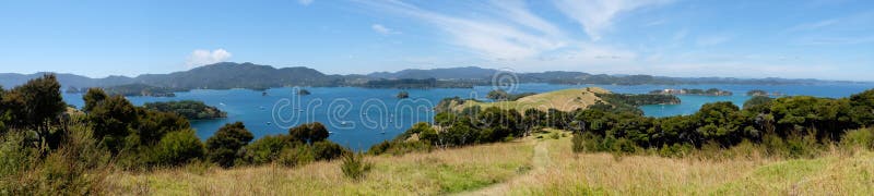 Vue panoramique au-dessus de la baie des îles, Nouvelle-Zélande, NZ d'Urupuka photographie stock libre de droits Vue panoramique au-dessus de la baie des îles, Nouvelle-Zélande, NZ d'Urupuka photographie stock libre de droits