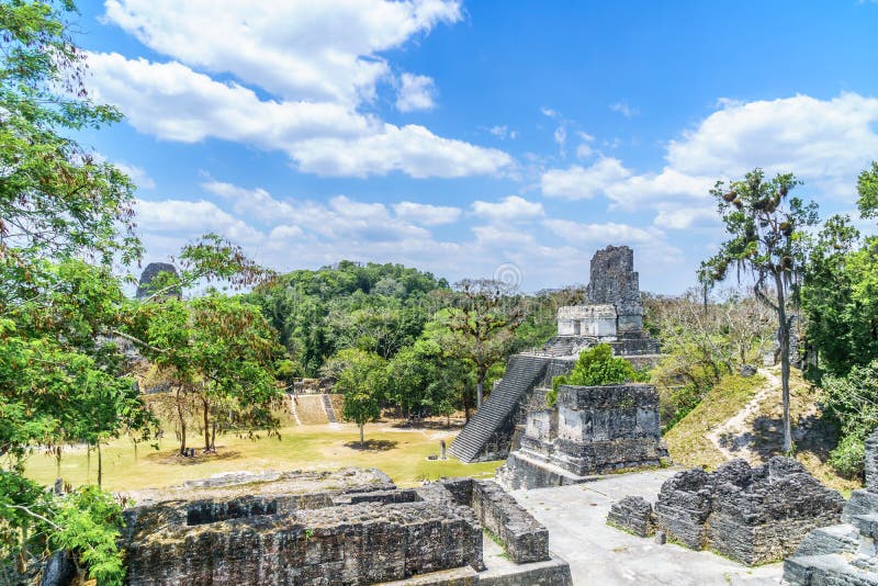 Vue panoramique au-dessus des pyramides et des temples de Maya en parc national Tikal au Guatemala images stock Vue panoramique au-dessus des pyramides et des temples de Maya en parc national Tikal au Guatemala images stock
