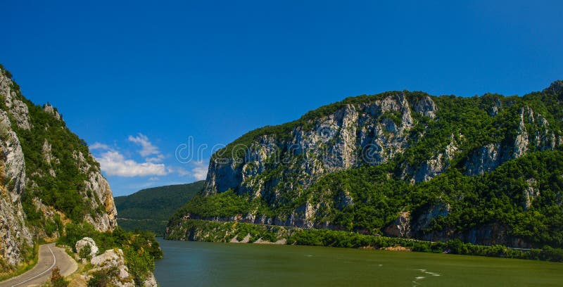 Vue panoramique au-dessus du canyon du Danube photo libre de droits Vue panoramique au-dessus du canyon du Danube photo libre de droits