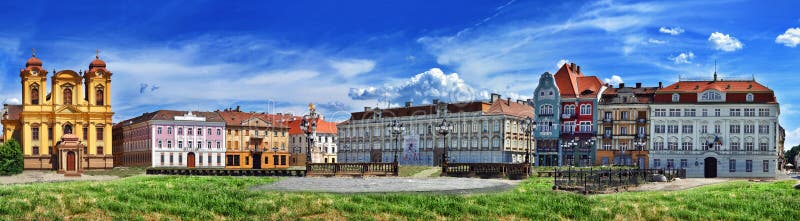 Vue panoramique avec les bâtiments historiques dans la place des syndicats union carrée de timisoara de 02 Roumanie photographie stock libre de droits