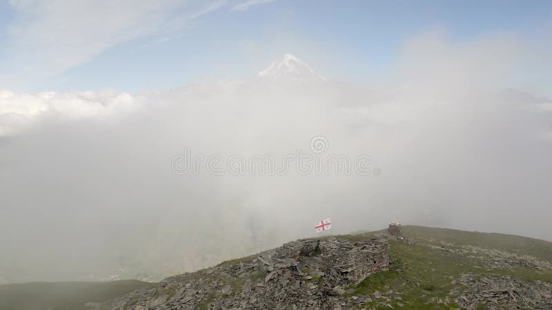 Vue panoramique aérienne Angels point de vue panoramique de montagne avec le mont Kazbek point de vue panoramique. Drapeau géorgie banque de vidéos