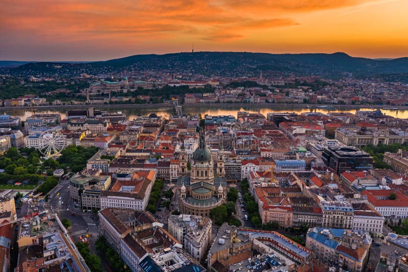 Vue panoramique aérienne de Budapest, Hongrie de Budapest avec un coucher du soleil d'or en or. La vue comprend la basilique stste