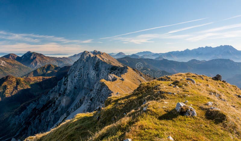 Vue panoramique d'arête spectaculaire de montagne photos stock Vue panoramique d'arête spectaculaire de montagne photos stock
