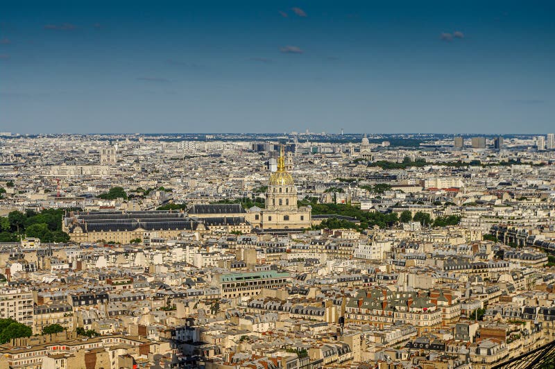 Vue panoramique d'oiseau au-dessus du centre ville de Paris pendant le coucher du soleil, Paris, France photographie stock libre de droits Vue panoramique d'oiseau au-dessus du centre ville de Paris pendant le coucher du soleil, Paris, France photographie stock libre de droits