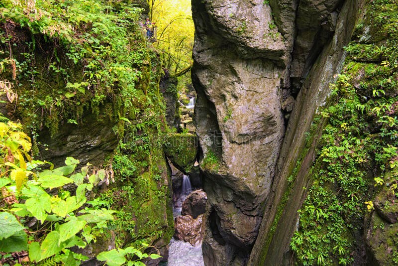 Vue panoramique d'un grand rocher accroché entre de grandes formations rocheuses Ça s'appelle Bears Head Gorge Tolmin Tolminska K images stock Vue panoramique d'un grand rocher accroché entre de grandes formations rocheuses Ça s'appelle Bears Head Gorge Tolmin Tolminska K images stock