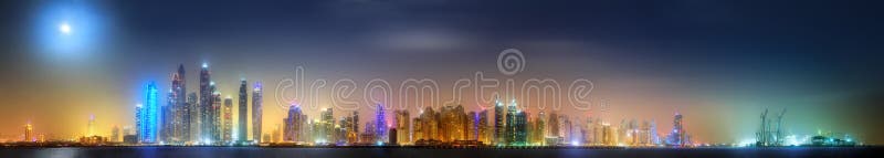 Vue panoramique de baie de marina de Dubaï, Dubaï, EAU photographie stock libre de droits Vue panoramique de baie de marina de Dubaï, Dubaï, EAU photographie stock libre de droits