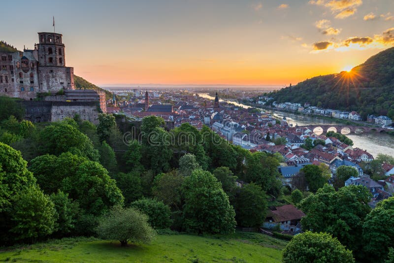 Vue panoramique de belle ville médiévale Heidelberg comprenant C photos libres de droits Vue panoramique de belle ville médiévale Heidelberg comprenant C photos libres de droits
