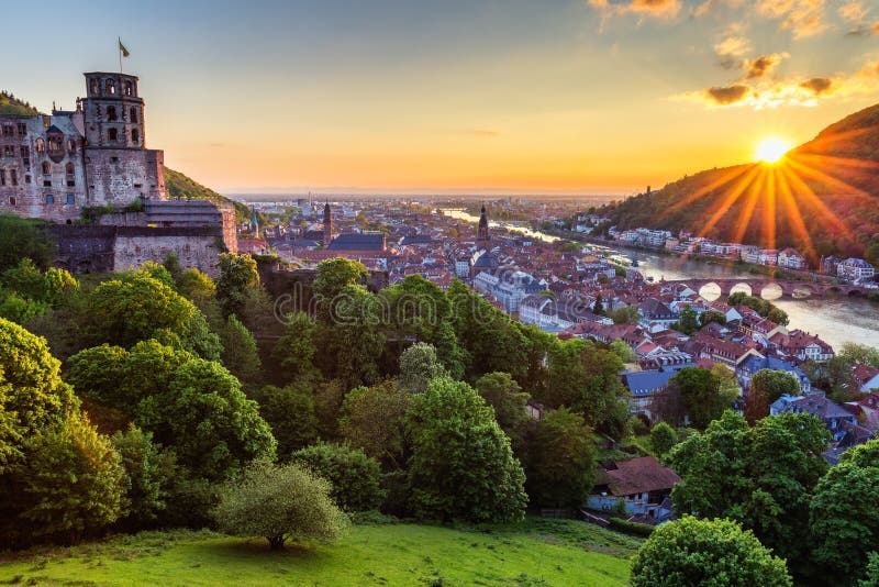 Vue panoramique de belle ville médiévale Heidelberg comprenant C photographie stock libre de droits Vue panoramique de belle ville médiévale Heidelberg comprenant C photographie stock libre de droits