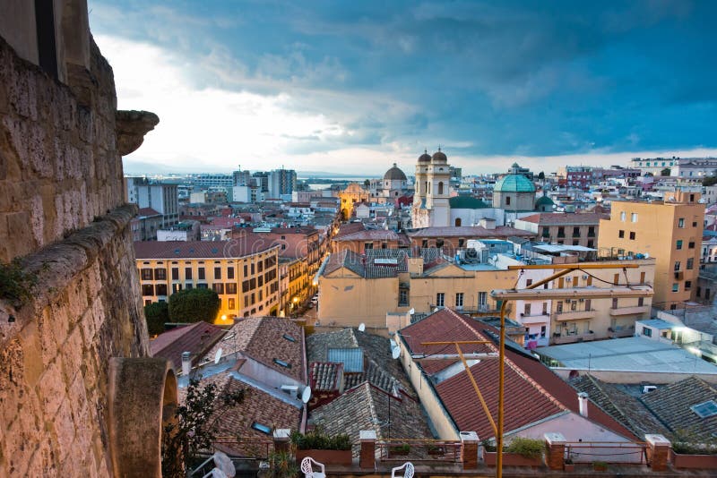 Vue panoramique de Cagliari du centre au coucher du soleil en Sardaigne photos stock Vue panoramique de Cagliari du centre au coucher du soleil en Sardaigne photos stock