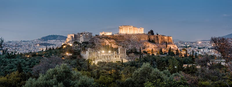 Vue panoramique de colline d'Acropole la nuit, Athènes, Grèce image libre de droits Vue panoramique de colline d'Acropole la nuit, Athènes, Grèce image libre de droits