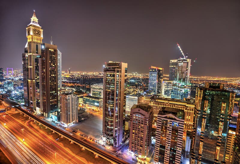 Ville De Dubaï à La Route De Cheik Zayed De Nuit Au Coucher