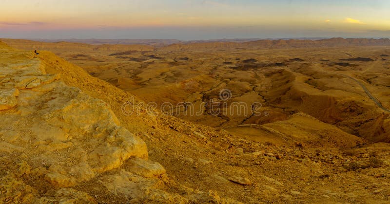 Vue panoramique de coucher du soleil de HaMakhtesh HaGadol le grand cratère photo stock Vue panoramique de coucher du soleil de HaMakhtesh HaGadol le grand cratère photo stock