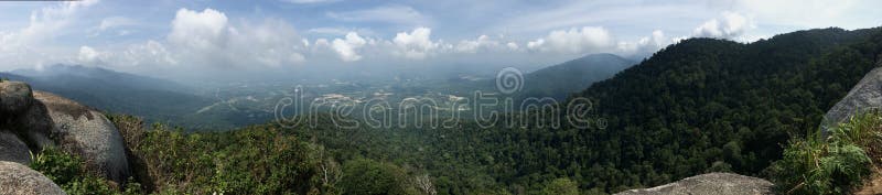 Vue panoramique de forêt tropicale épaisse à la crête de Gunung Datuk image libre de droits Vue panoramique de forêt tropicale épaisse à la crête de Gunung Datuk image libre de droits