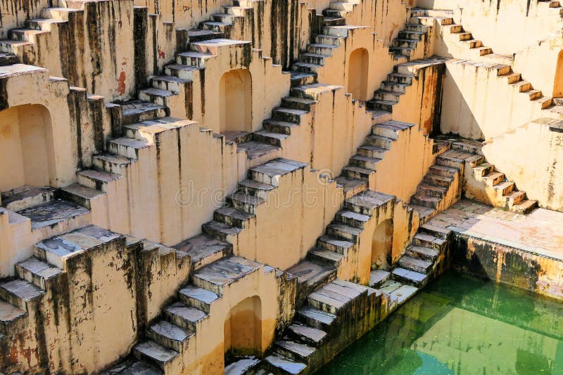 Vue panoramique de l'ancien pas de Panna Meena Ka Kund Bien situé près du fort Amer à Jaipur photographie stock libre de droits Vue panoramique de l'ancien pas de Panna Meena Ka Kund Bien situé près du fort Amer à Jaipur photographie stock libre de droits