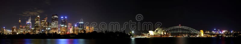 Vue panoramique de l'horizon de Sydney, y compris le pont de port et l'Opéra la nuit images stock Vue panoramique de l'horizon de Sydney, y compris le pont de port et l'Opéra la nuit images stock