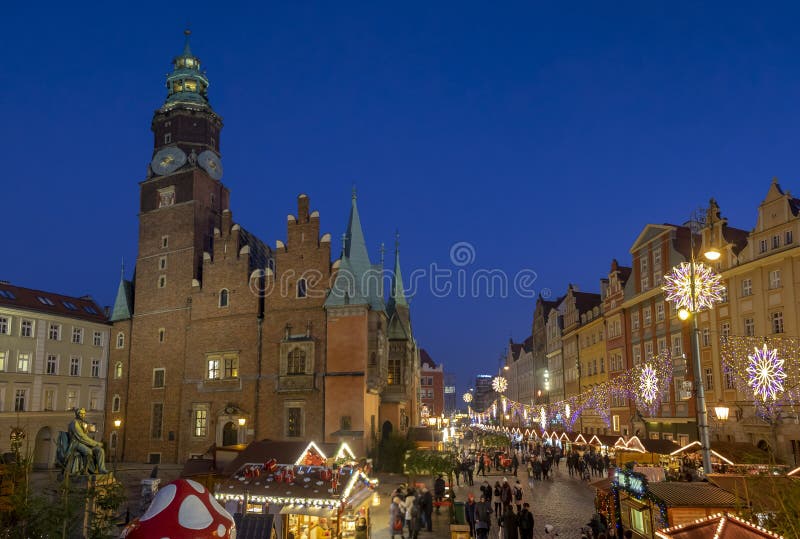 Vue panoramique de la célébration de Noël au marché annuel de Noël à Wroclaw poland photo libre de droits Vue panoramique de la célébration de Noël au marché annuel de Noël à Wroclaw poland photo libre de droits