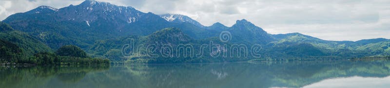 Vue panoramique de montagne en Bavi?re pr?s de Munich photographie stock libre de droits Vue panoramique de montagne en Bavi?re pr?s de Munich photographie stock libre de droits