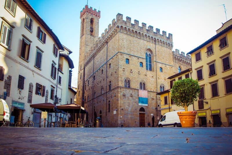 Vue panoramique de Palazzo célèbre Vecchio, vieilles maisons et rues pavées en cailloutis à Florence, Toscane, Italie image stock Vue panoramique de Palazzo célèbre Vecchio, vieilles maisons et rues pavées en cailloutis à Florence, Toscane, Italie image stock