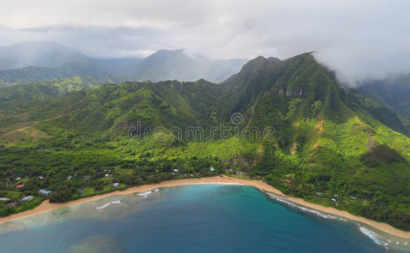 Vue panoramique de paysage de côte de Na Pali d'hélicoptère, Kauai, Hawaï photographie stock Vue panoramique de paysage de côte de Na Pali d'hélicoptère, Kauai, Hawaï photographie stock