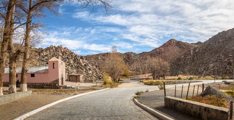 Vue panoramique de Santa Rosa de Tastil Village et Santa Rosa de Lima Chapel - Santa Rosa de Tastil, Salta, Argentine photographie stock Vue panoramique de Santa Rosa de Tastil Village et Santa Rosa de Lima Chapel - Santa Rosa de Tastil, Salta, Argentine photographie stock