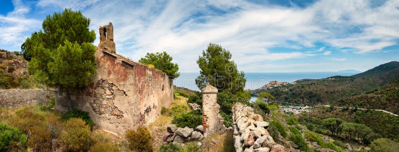 Vue panoramique de vieille église sur la belle île de Capraia photo stock Vue panoramique de vieille église sur la belle île de Capraia photo stock