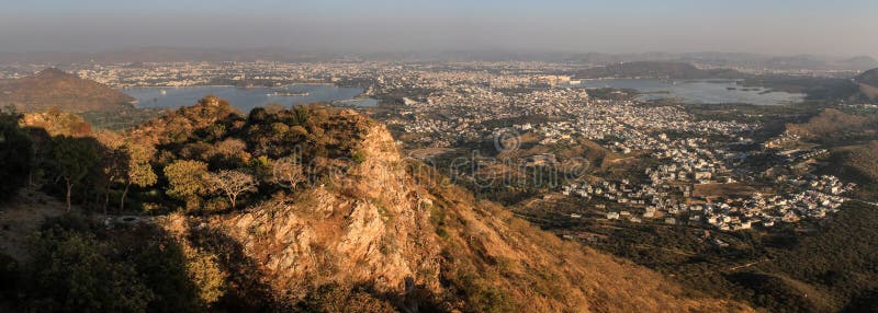 Vue panoramique de ville d'Udaipur, de lacs, de palais et de campagne environnante du palais de mousson, Udaipur, Ràjasthàn image stock Vue panoramique de ville d'Udaipur, de lacs, de palais et de campagne environnante du palais de mousson, Udaipur, Ràjasthàn image stock