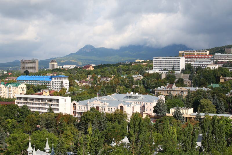 Vue panoramique de ville de Pyatigorsk de montagne de Mashuk dans un jour d'été Région de Stavropol, Russie photographie stock libre de droits Vue panoramique de ville de Pyatigorsk de montagne de Mashuk dans un jour d'été Région de Stavropol, Russie photographie stock libre de droits