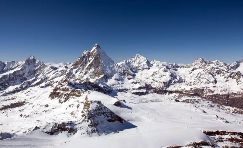 Vue panoramique des Alpes dans la région de Bernese Oberland photographie stock Vue panoramique des Alpes dans la région de Bernese Oberland photographie stock