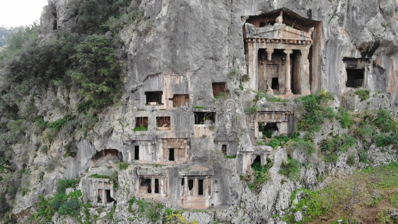 Vue panoramique des anciennes chambres funéraires de roches grecques dans le village turc de fethiye. exemples de roche ancienne c banque de vidéos