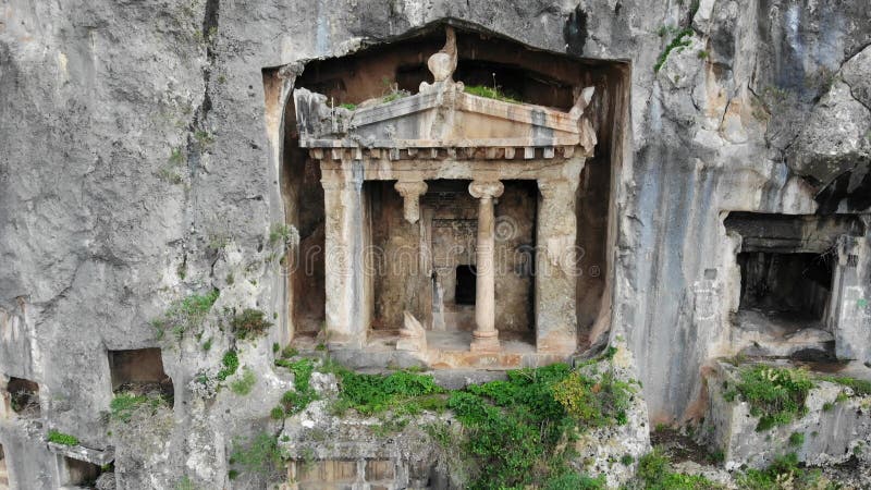 Vue panoramique des anciennes chambres funéraires de roches grecques dans le village turc de fethiye. exemples de roche ancienne c banque de vidéos