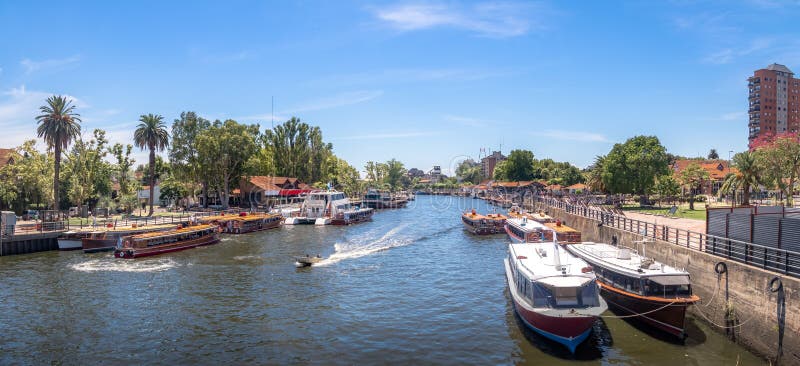 Vue panoramique des bateaux à la rivière de Tigre - Tigre, Buenos Aires, Argentine photos libres de droits Vue panoramique des bateaux à la rivière de Tigre - Tigre, Buenos Aires, Argentine photos libres de droits