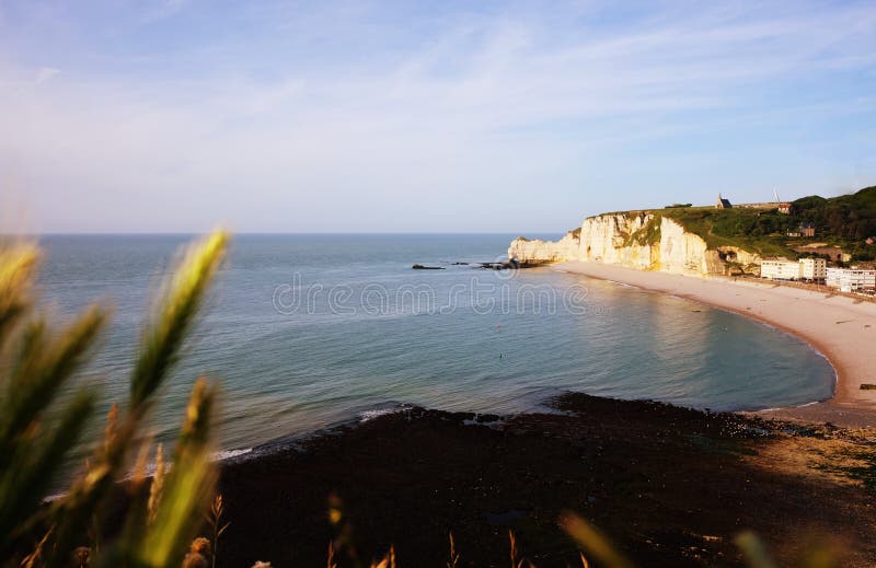 Vue panoramique des falaises d'Etretat au coucher du soleil, France photos libres de droits Vue panoramique des falaises d'Etretat au coucher du soleil, France photos libres de droits