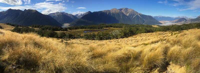 Vue panoramique des gammes de montagne en parc national de passage d'Arthurs, Nouvelle-Zélande image libre de droits Vue panoramique des gammes de montagne en parc national de passage d'Arthurs, Nouvelle-Zélande image libre de droits