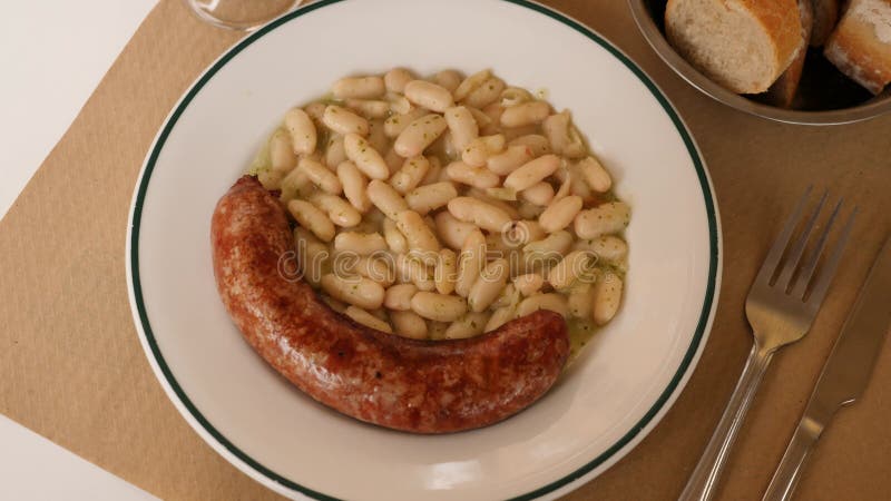 Vue panoramique des haricots catalans avec saucisse butifarra banque de vidéos