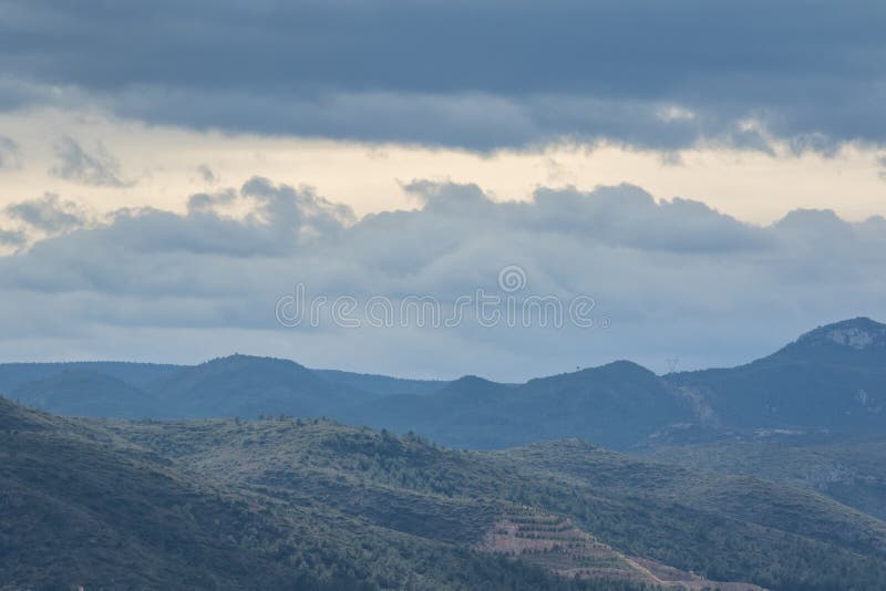 Vue panoramique des montagnes en Espagne jour nuageux photos stock Vue panoramique des montagnes en Espagne jour nuageux photos stock