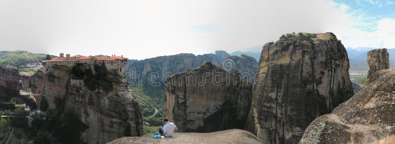 Vue panoramique des roches et des monastères de Meteora, Grèce image libre de droits Vue panoramique des roches et des monastères de Meteora, Grèce image libre de droits