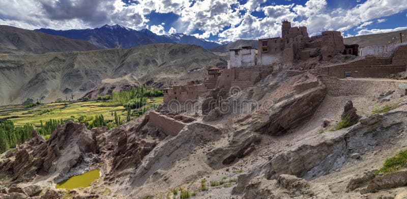 Vue panoramique des ruines au monastère de Basgo, Leh, Ladakh, Jammu-et-Cachemire, Inde photos stock Vue panoramique des ruines au monastère de Basgo, Leh, Ladakh, Jammu-et-Cachemire, Inde photos stock