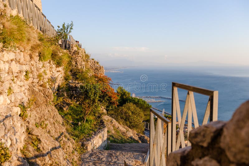 Vue panoramique du golfe du haut du château Arechi photographie stock Vue panoramique du golfe du haut du château Arechi photographie stock