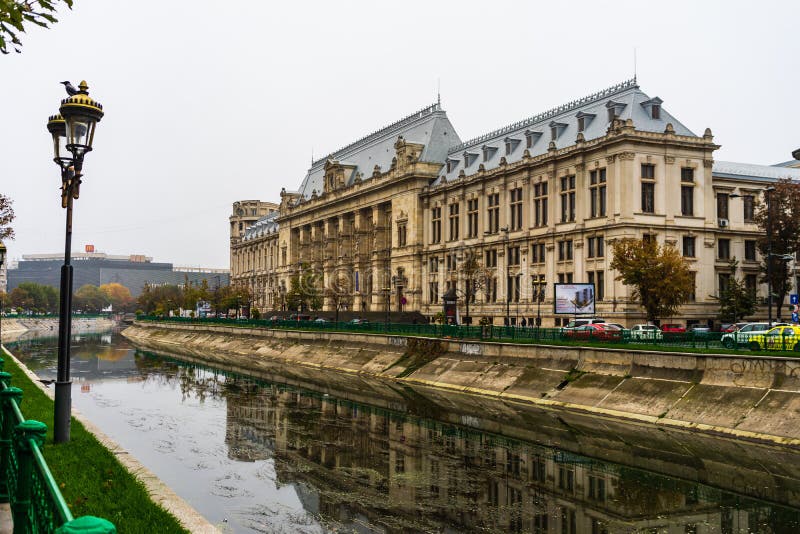 Vue panoramique du Palais de Justice reflétée dans la rivière Dambovita, dans le centre de Bucarest, Roumanie, 2019 photographie stock Vue panoramique du Palais de Justice reflétée dans la rivière Dambovita, dans le centre de Bucarest, Roumanie, 2019 photographie stock