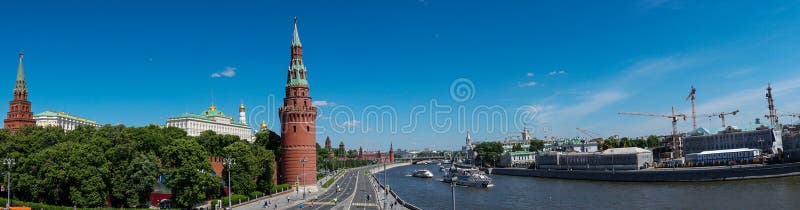 Vue panoramique du palais du Kremlin du pont photos stock Vue panoramique du palais du Kremlin du pont photos stock