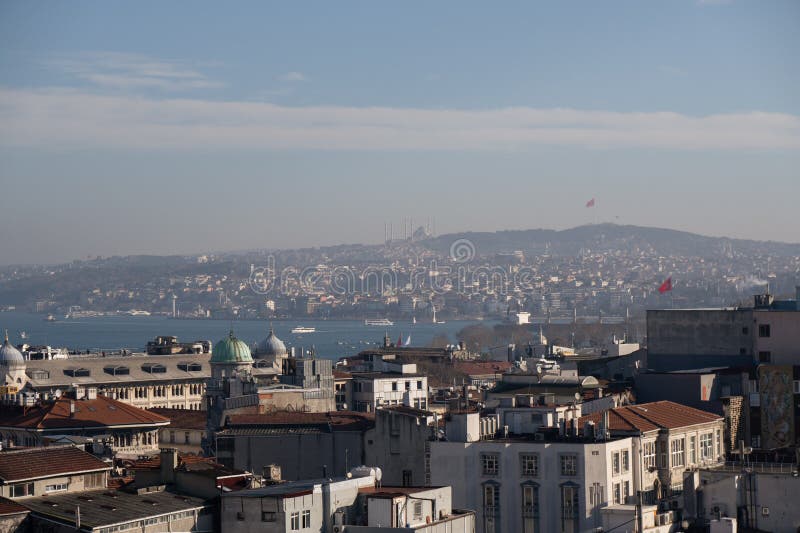 Vue panoramique Istanbul Skyline : Cityscape Bosphore Turquie Vue éloignée présentant l'architecture de la ville et le détroit du photos stock